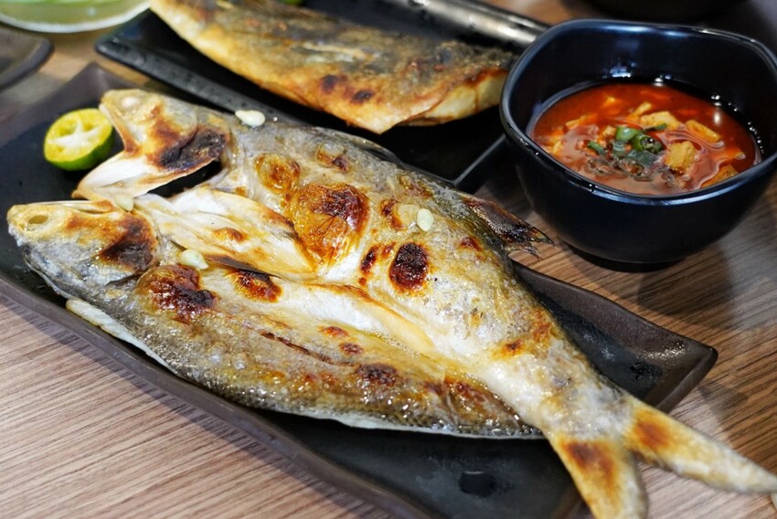 千夜GOHAN超狂!炸雞、豬排丼都只要140元,內用冰滴咖啡隨你喝,自助區很有誠意...