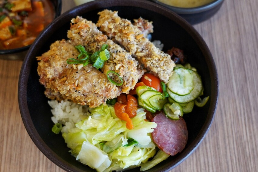 千夜GOHAN超狂!炸雞、豬排丼都只要140元,內用冰滴咖啡隨你喝,自助區很有誠意...