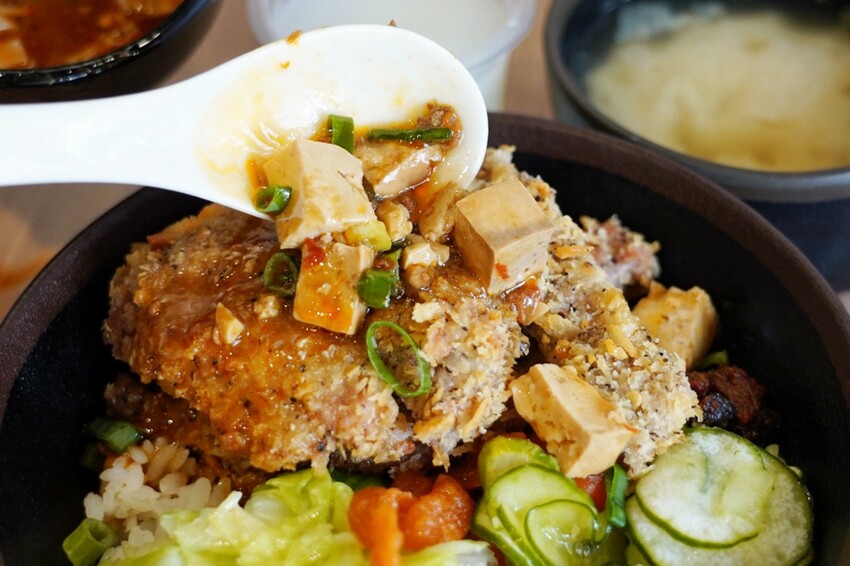 千夜GOHAN超狂!炸雞、豬排丼都只要140元,內用冰滴咖啡隨你喝,自助區很有誠意...