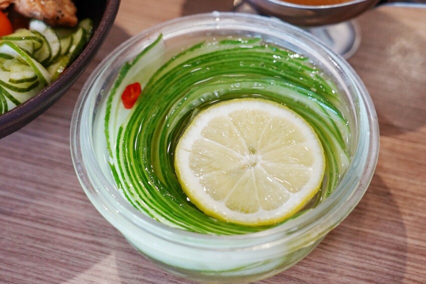 千夜GOHAN超狂!炸雞、豬排丼都只要140元,內用冰滴咖啡隨你喝,自助區很有誠意...