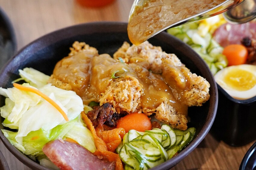 千夜GOHAN超狂!炸雞、豬排丼都只要140元,內用冰滴咖啡隨你喝,自助區很有誠意...