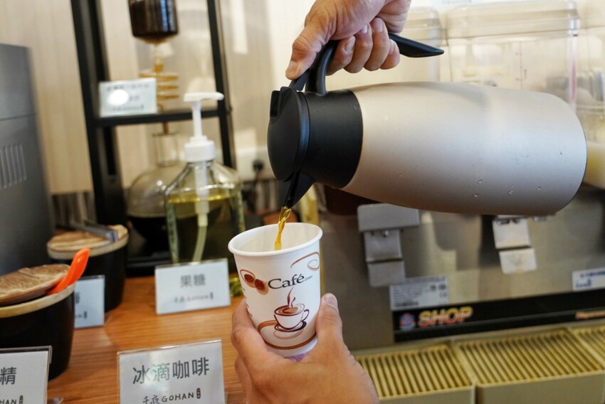 千夜GOHAN超狂!炸雞、豬排丼都只要140元,內用冰滴咖啡隨你喝,自助區很有誠意...