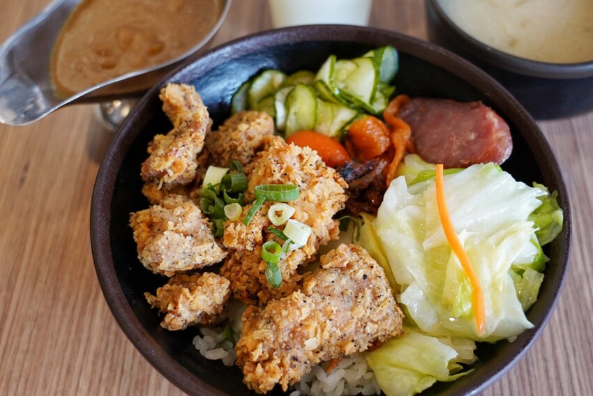 千夜GOHAN超狂!炸雞、豬排丼都只要140元,內用冰滴咖啡隨你喝,自助區很有誠意...