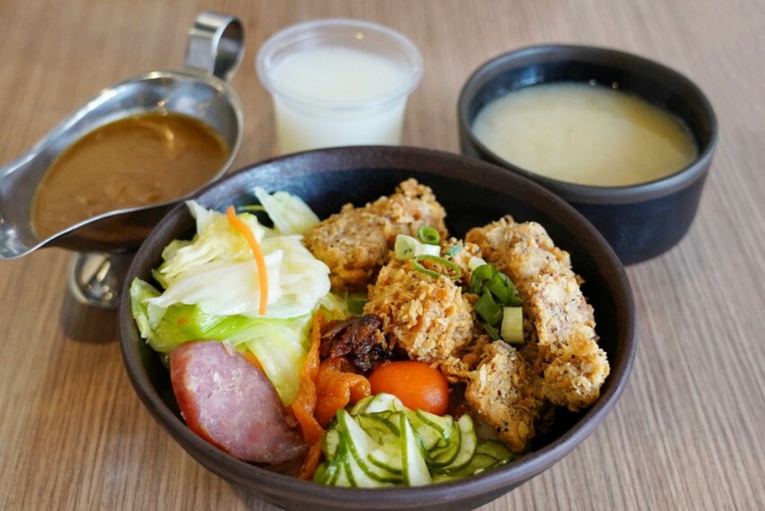 千夜GOHAN超狂!炸雞、豬排丼都只要140元,內用冰滴咖啡隨你喝,自助區很有誠意...