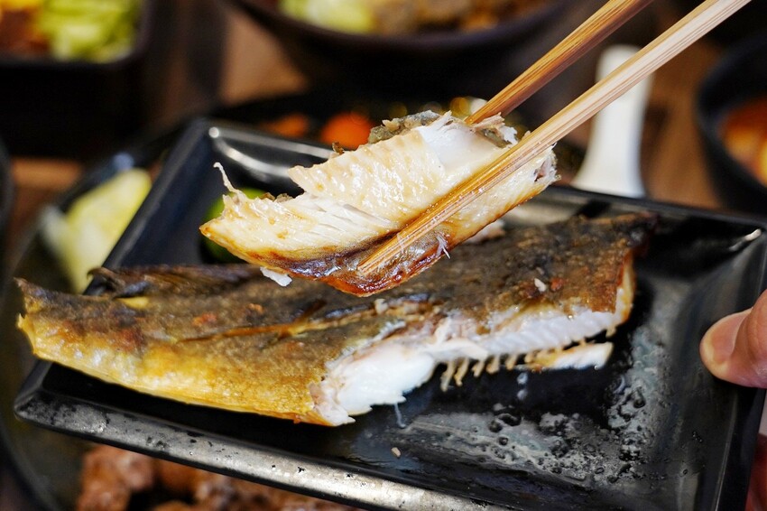 千夜GOHAN超狂!炸雞、豬排丼都只要140元,內用冰滴咖啡隨你喝,自助區很有誠意...