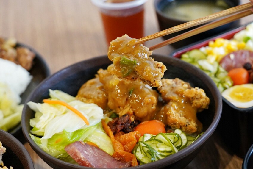 千夜GOHAN超狂!炸雞、豬排丼都只要140元,內用冰滴咖啡隨你喝,自助區很有誠意...