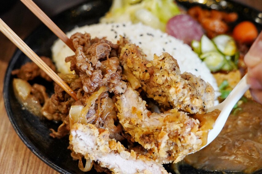 千夜GOHAN超狂!炸雞、豬排丼都只要140元,內用冰滴咖啡隨你喝,自助區很有誠意...