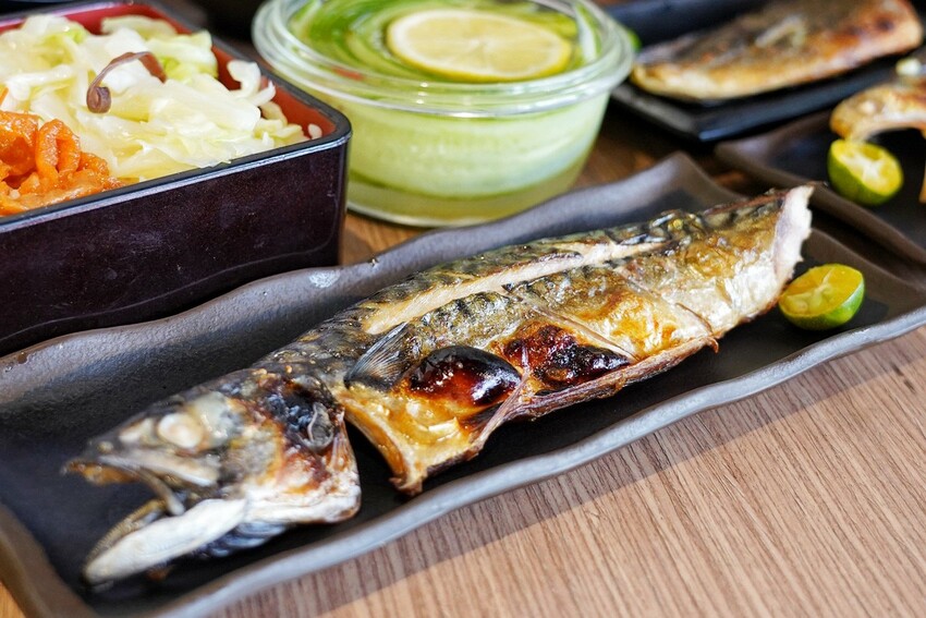 千夜GOHAN超狂!炸雞、豬排丼都只要140元,內用冰滴咖啡隨你喝,自助區很有誠意...