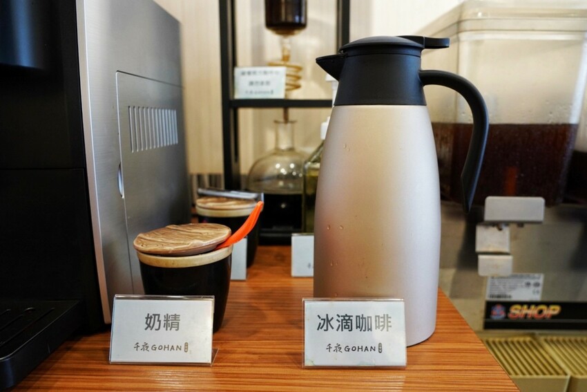 千夜GOHAN超狂!炸雞、豬排丼都只要140元,內用冰滴咖啡隨你喝,自助區很有誠意...