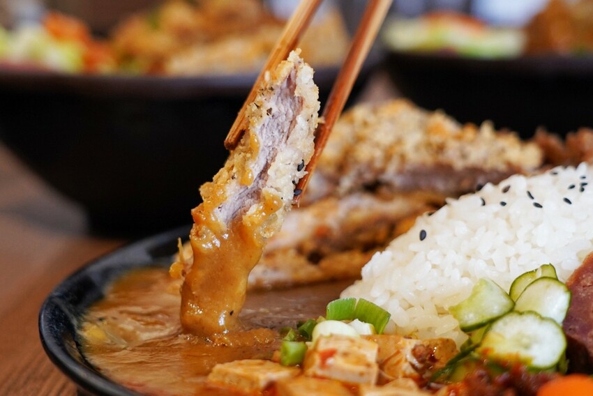 千夜GOHAN超狂!炸雞、豬排丼都只要140元,內用冰滴咖啡隨你喝,自助區很有誠意...