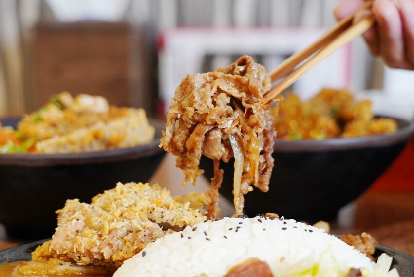 千夜GOHAN超狂!炸雞、豬排丼都只要140元,內用冰滴咖啡隨你喝,自助區很有誠意...
