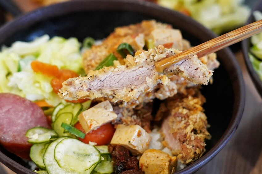 千夜GOHAN超狂!炸雞、豬排丼都只要140元,內用冰滴咖啡隨你喝,自助區很有誠意...