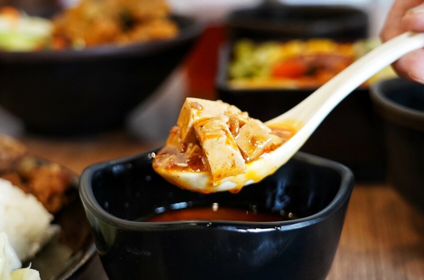 千夜GOHAN超狂!炸雞、豬排丼都只要140元,內用冰滴咖啡隨你喝,自助區很有誠意...