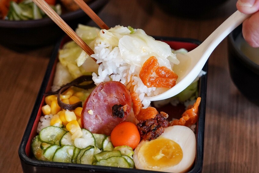 千夜GOHAN超狂!炸雞、豬排丼都只要140元,內用冰滴咖啡隨你喝,自助區很有誠意...