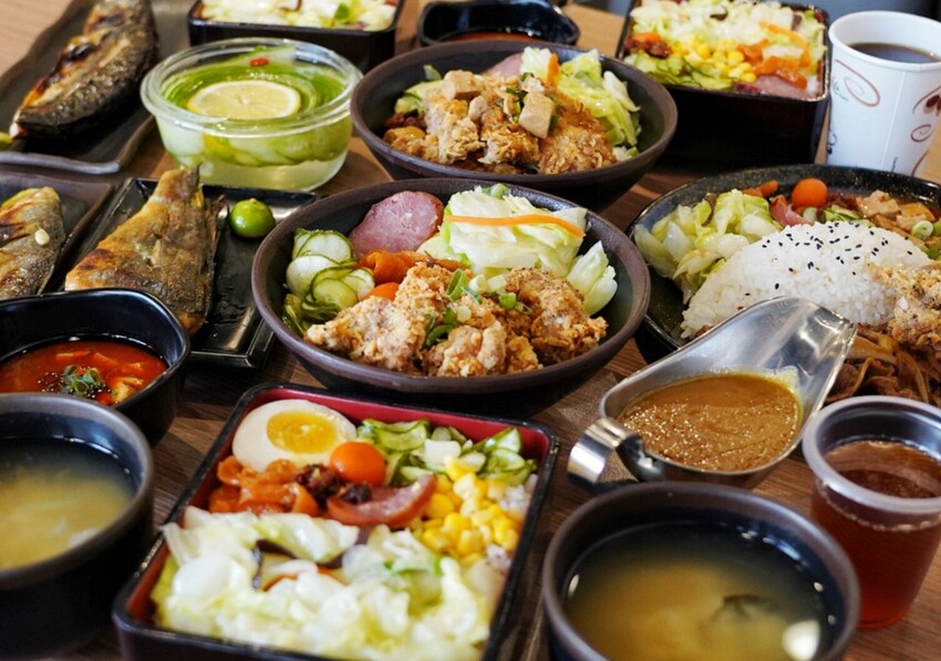 千夜GOHAN超狂!炸雞、豬排丼都只要140元,內用冰滴咖啡隨你喝,自助區很有誠意...
