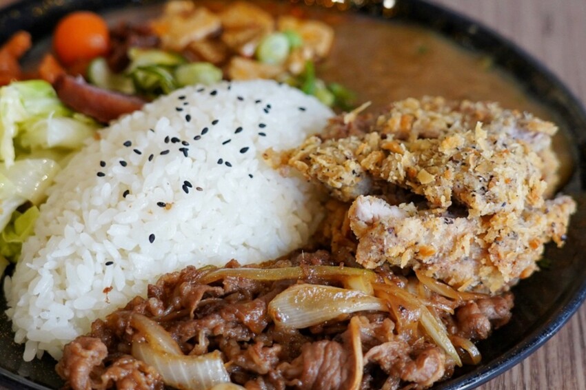 千夜GOHAN超狂!炸雞、豬排丼都只要140元,內用冰滴咖啡隨你喝,自助區很有誠意...