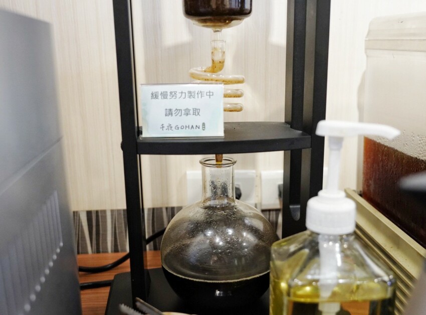 千夜GOHAN超狂!炸雞、豬排丼都只要140元,內用冰滴咖啡隨你喝,自助區很有誠意...