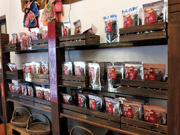 蜜餞物產館:【台南安平區景點】蜜餞物產館~懷舊傳統三合院建築 結合在地當季水果製成 手作創新精品小物