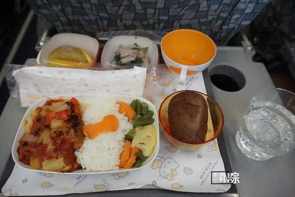 長榮Hello Kitty彩繪機:【2016京阪行】在空中被Kitty包圍啦!長榮Hello Kitty班機體驗行