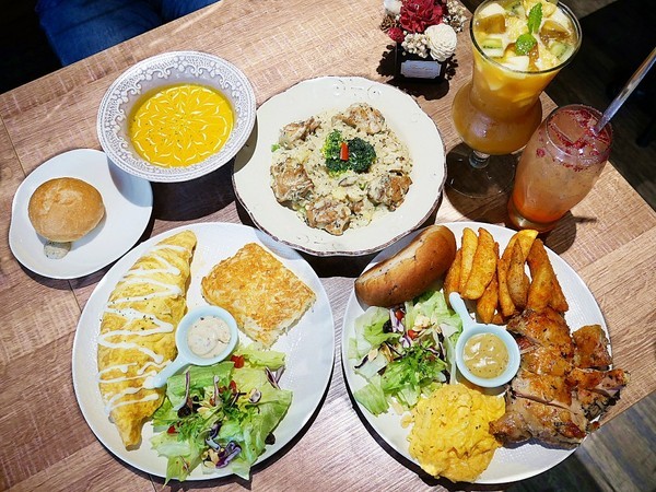 貓子曬太陽：貓子曬太陽-新北永和早午餐  同時也是寵物友善餐廳  環境寬敞、餐點選擇多  帶毛小孩用餐的好地方