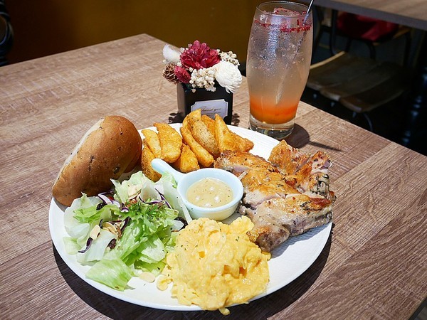 貓子曬太陽：貓子曬太陽-新北永和早午餐  同時也是寵物友善餐廳  環境寬敞、餐點選擇多  帶毛小孩用餐的好地方