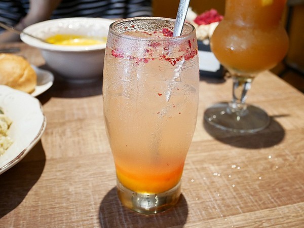 貓子曬太陽：貓子曬太陽-新北永和早午餐  同時也是寵物友善餐廳  環境寬敞、餐點選擇多  帶毛小孩用餐的好地方