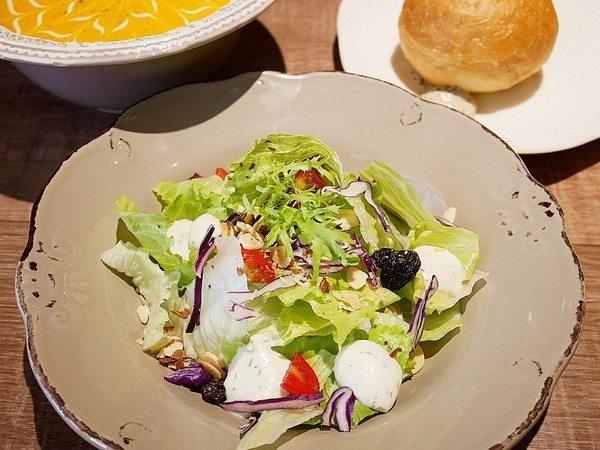 貓子曬太陽：貓子曬太陽-新北永和早午餐  同時也是寵物友善餐廳  環境寬敞、餐點選擇多  帶毛小孩用餐的好地方