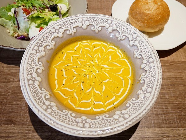 貓子曬太陽：貓子曬太陽-新北永和早午餐  同時也是寵物友善餐廳  環境寬敞、餐點選擇多  帶毛小孩用餐的好地方