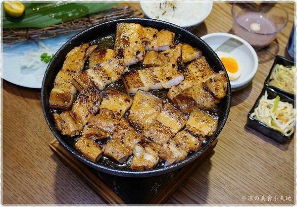 牛丁次郎坊x深夜裡的和魂燒肉丼x大里旗艦店：台中大里』牛丁次郎坊║食尚玩家推薦，肉控必吃平價燒肉丼飯，職人定食超人氣美味定食!