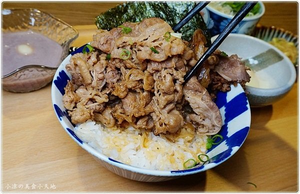 牛丁次郎坊x深夜裡的和魂燒肉丼x大里旗艦店：台中大里』牛丁次郎坊║食尚玩家推薦，肉控必吃平價燒肉丼飯，職人定食超人氣美味定食!