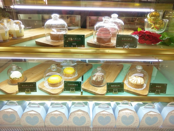 法雅幸福旗艦概念店:法雅幸福旗艦概念店-文心路上氣質美店 輕食、甜點、冰品應有盡有 空間設計感十足 還有小朋友瘋狂的旋轉木馬 太狂