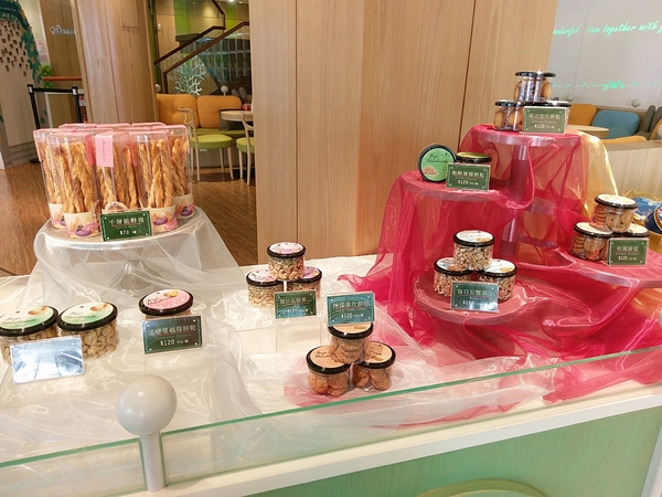 法雅幸福旗艦概念店:法雅幸福旗艦概念店-文心路上氣質美店 輕食、甜點、冰品應有盡有 空間設計感十足 還有小朋友瘋狂的旋轉木馬 太狂