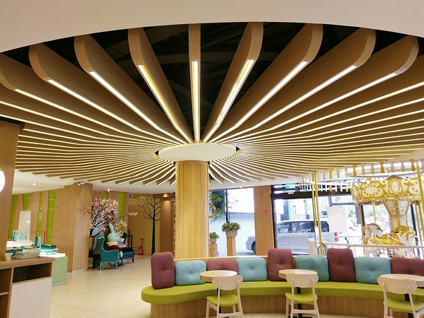 法雅幸福旗艦概念店:法雅幸福旗艦概念店-文心路上氣質美店 輕食、甜點、冰品應有盡有 空間設計感十足 還有小朋友瘋狂的旋轉木馬 太狂