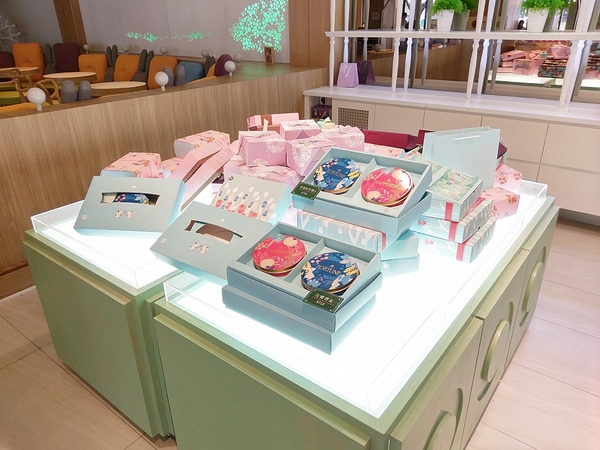 法雅幸福旗艦概念店:法雅幸福旗艦概念店-文心路上氣質美店 輕食、甜點、冰品應有盡有 空間設計感十足 還有小朋友瘋狂的旋轉木馬 太狂