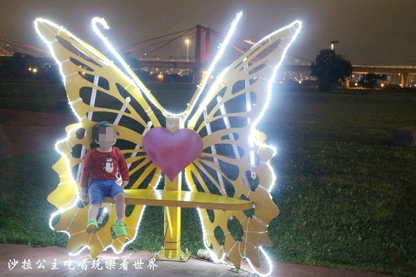 板橋蝴蝶公園：板橋景點/夜景『蝴蝶公園』9萬隻風車/光雕蝴蝶地景/IG打卡熱點/江子翠橫移門