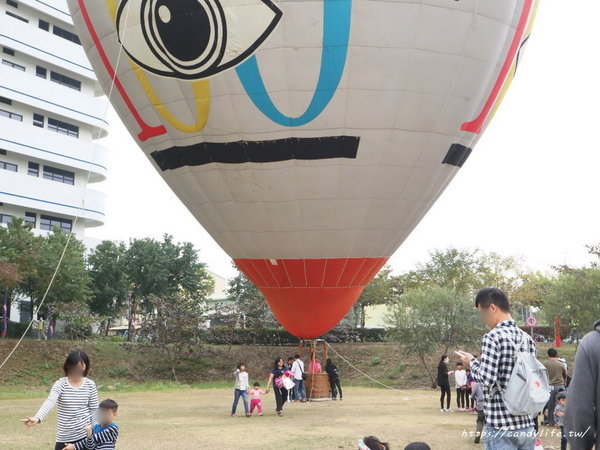 大里東湖公園:台中也出現熱氣球了!除了起球表演及熱氣球吊籃拍照外,還可以走進熱氣球體驗唷~
