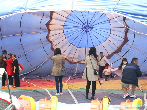 大里東湖公園:台中也出現熱氣球了!除了起球表演及熱氣球吊籃拍照外,還可以走進熱氣球體驗唷~