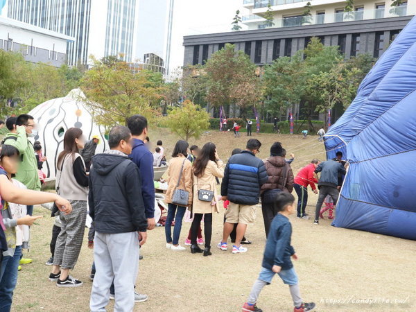 大里東湖公園:台中也出現熱氣球了!除了起球表演及熱氣球吊籃拍照外,還可以走進熱氣球體驗唷~