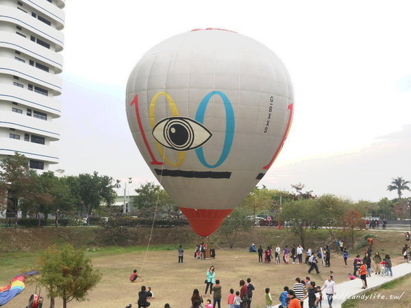 大里東湖公園:台中也出現熱氣球了!除了起球表演及熱氣球吊籃拍照外,還可以走進熱氣球體驗唷~