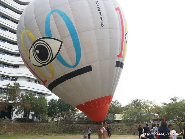 大里東湖公園:台中也出現熱氣球了!除了起球表演及熱氣球吊籃拍照外,還可以走進熱氣球體驗唷~