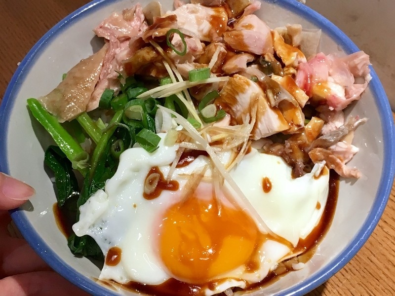 【台北｜頂溪站】竹林雞肉＿肉質軟嫩雞皮Q彈，配上雞油飯簡直銷魂＿辣拌麵意外討喜