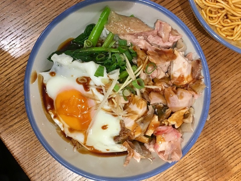 【台北｜頂溪站】竹林雞肉＿肉質軟嫩雞皮Q彈，配上雞油飯簡直銷魂＿辣拌麵意外討喜