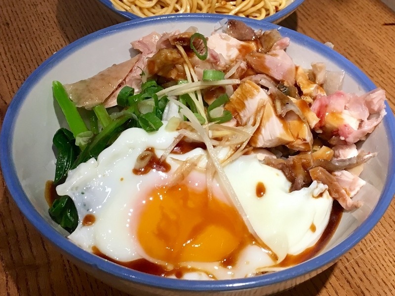 【台北｜頂溪站】竹林雞肉＿肉質軟嫩雞皮Q彈，配上雞油飯簡直銷魂＿辣拌麵意外討喜
