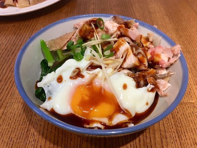 【台北｜頂溪站】竹林雞肉＿肉質軟嫩雞皮Q彈，配上雞油飯簡直銷魂＿辣拌麵意外討喜