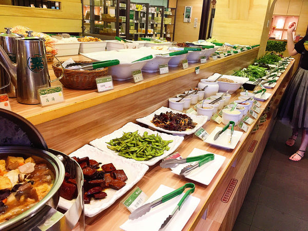 『台北小巨蛋』台北火鍋吃到飽推薦-原生園汆燙鍋，情侶夫妻家庭平日用餐好選擇