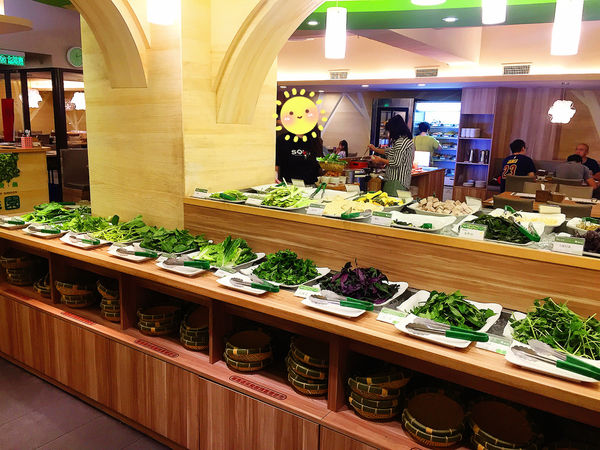 『台北小巨蛋』台北火鍋吃到飽推薦-原生園汆燙鍋，情侶夫妻家庭平日用餐好選擇