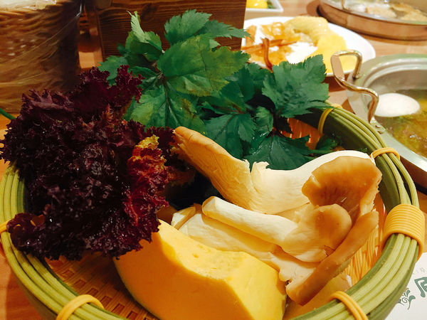 『台北小巨蛋』台北火鍋吃到飽推薦-原生園汆燙鍋，情侶夫妻家庭平日用餐好選擇