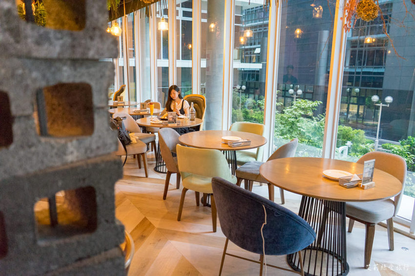 內湖美食》Lazy Point Restaurant & Bar 超有質感的玻璃屋 約會餐廳餐酒館推薦 捷運港墘站 - 艾莉絲愛旅行