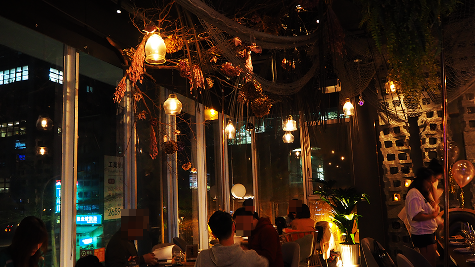 內湖餐酒館Lazy Point Restaurant Bar Lazy Point Restaurant Bar,餐酒館,我不是他媽媽,交換禮物,宮廷,網美牆,玻璃屋,捷運西湖站美食,西湖站酒吧