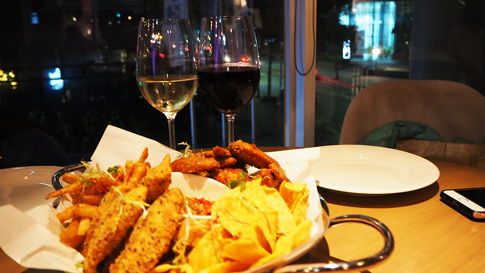 內湖餐酒館Lazy Point Restaurant Bar紅白酒 Lazy Point Restaurant Bar,餐酒館,我不是他媽媽,交換禮物,宮廷,網美牆,玻璃屋,捷運西湖站美食,西湖站酒吧